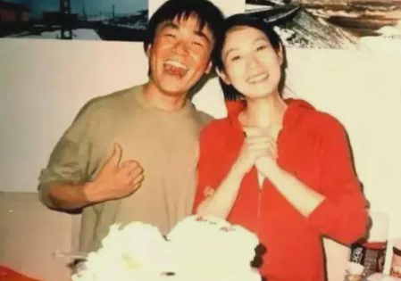 2008年，刘若英开演唱会前，给王宝强打电话，邀请他过来当嘉宾。可是王宝强直接冷