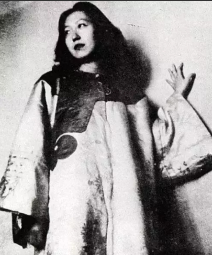 1984年，张爱玲因为身上满是跳蚤而频繁搬家。四年之内，她竟然搬了180多次家。