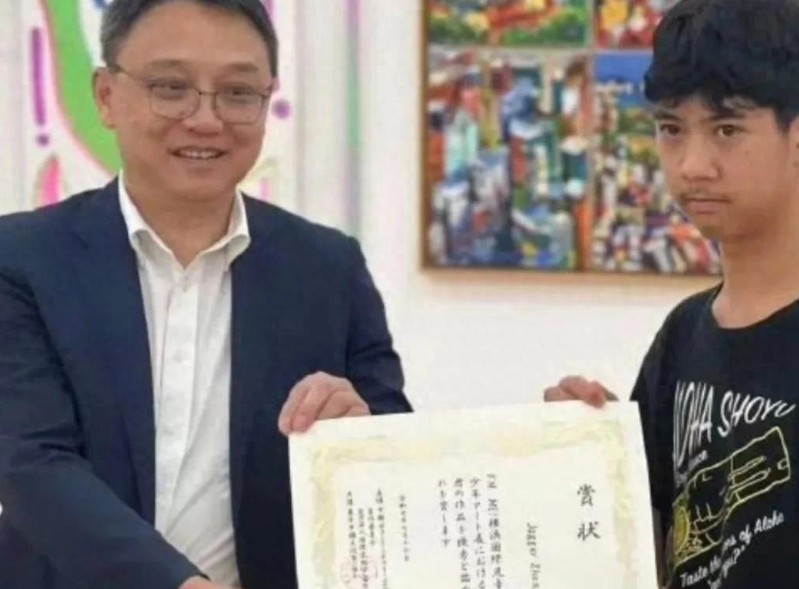 刘芸晒照为儿子挽回形象。但凡他多像爸爸三分，都是个妥妥滴小帅哥！
 
郑钧年轻时