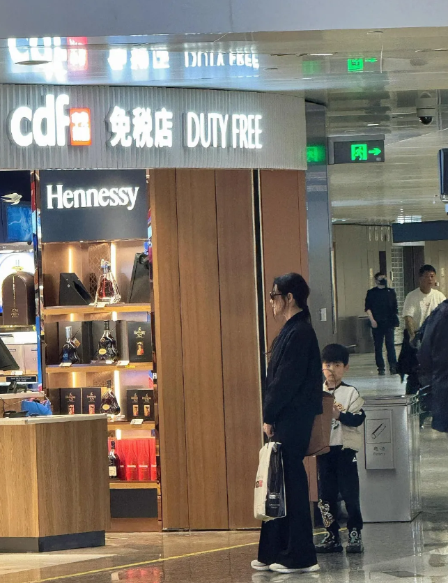 机场偶遇秋瓷炫于晓光一家三口，秋瓷炫本人很年轻皮肤很白个子很高，于晓光特别高大魁