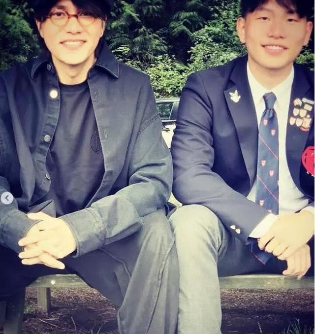 都说陈尊佑母亲基因太强大了，现在长大了也像父亲陈坤一样帅气！

今天陈坤儿子陈尊