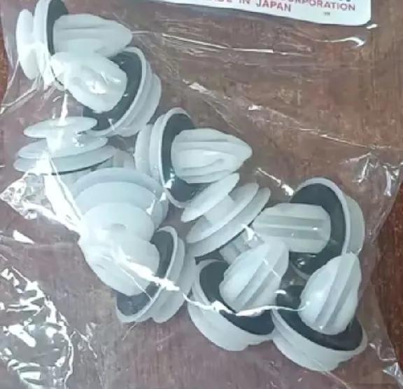 这是日本生产的塑料卡扣，用在车上的。
一个售价五块钱，一袋十个就是五十块钱。
如