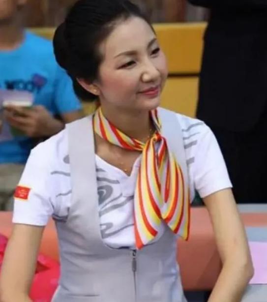 2012年，一架飞乌鲁木齐的飞机升至5000米高空，空姐忽然推着餐车猛地撞向驾驶