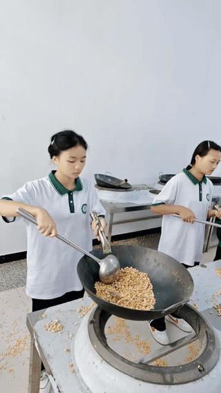 以前女孩子学厨师通常都是学习“白案”面点的居多。
而现在，学习“红案”炒菜的女生