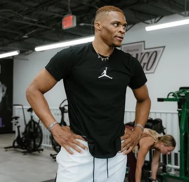 下面是一条关于NBA老将威斯布鲁克的最新动态！今天威少在社媒上发文聊到了自己的去