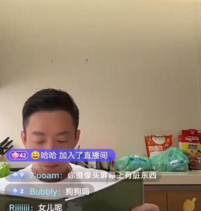 汪小菲给小玥玥试卷签名，耐心辅导作业