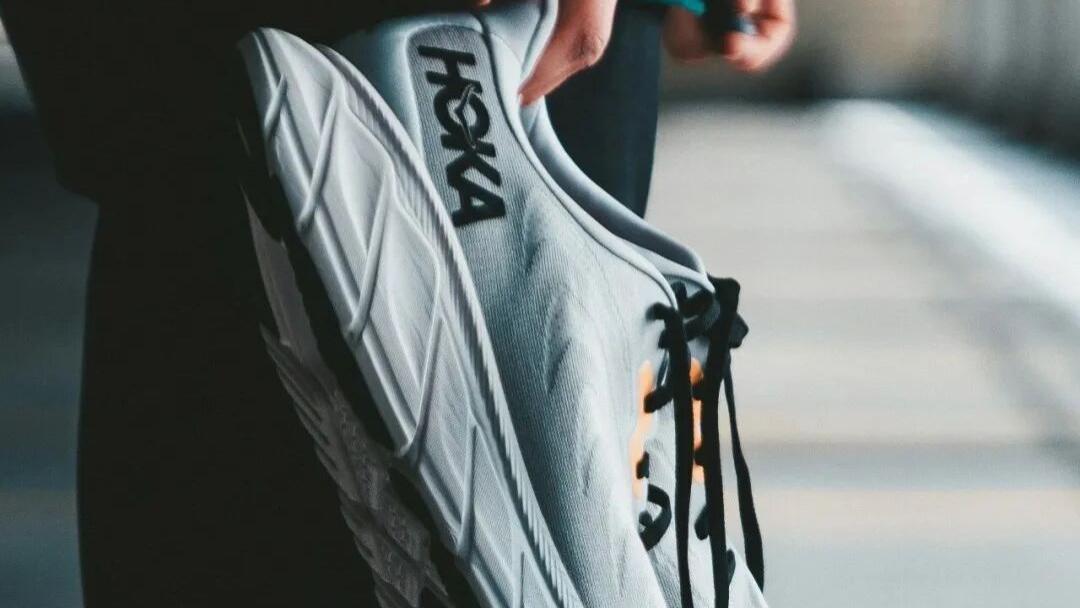 千元丑鞋HOKA，被“牛马们”买爆了