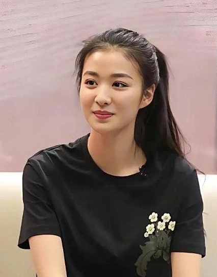 这是王楚然刚满19岁时接受采访时的样子，很纯天然。