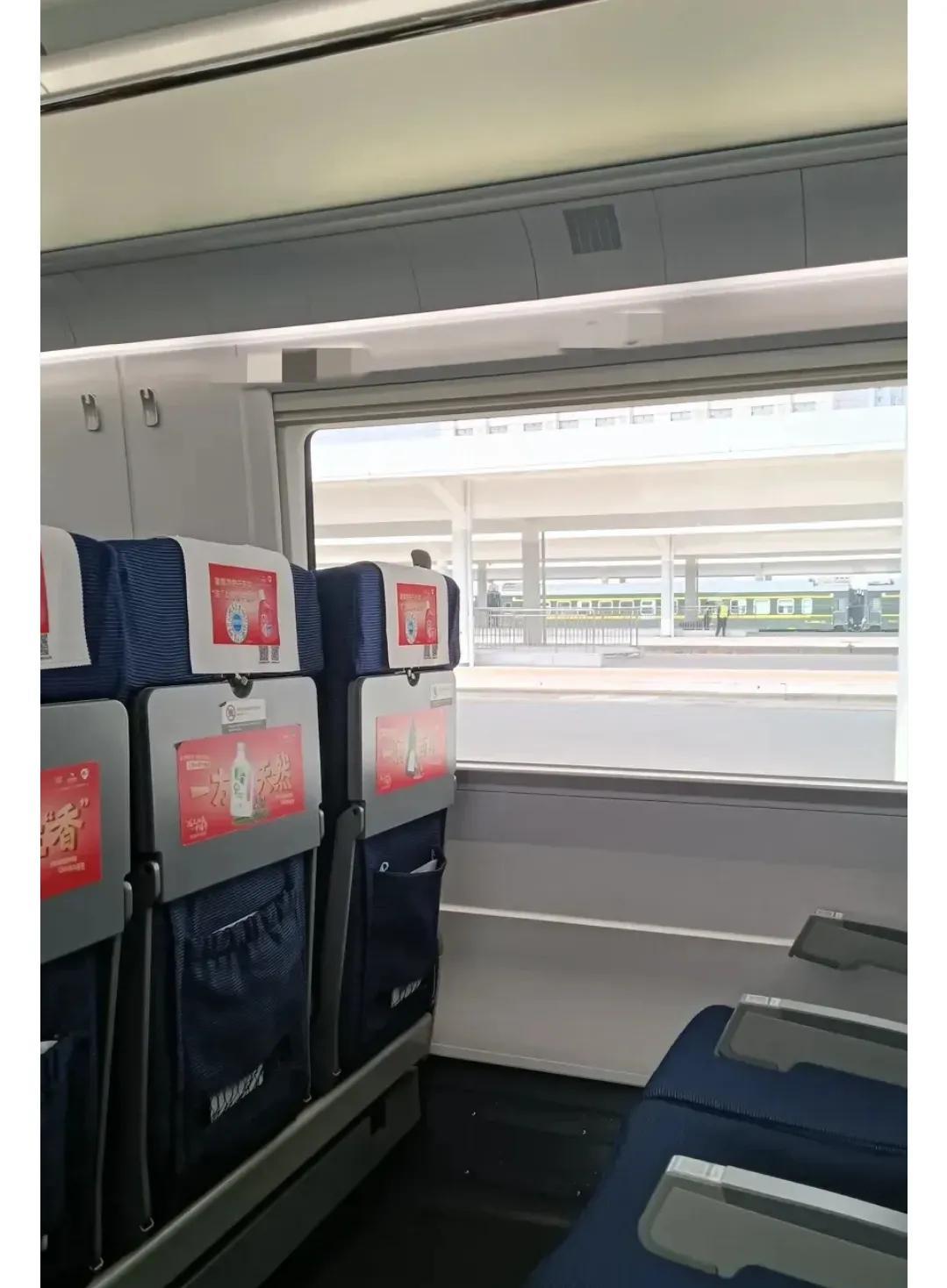 每次买高铁票，就像开启一场小“博弈”，好多人跟我一样，眼睛直勾勾盯着D、F座。这