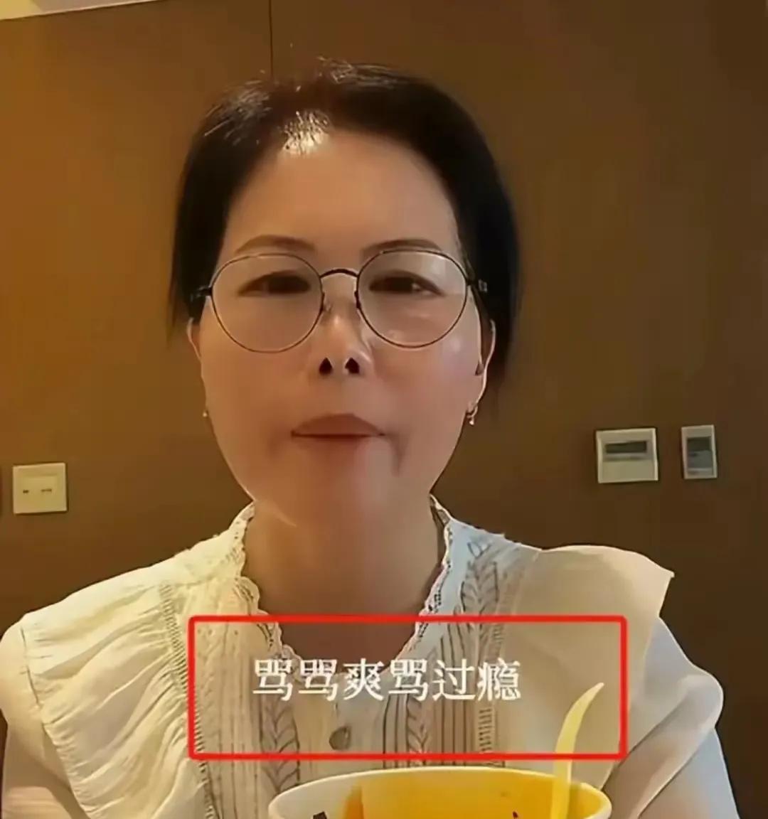 这个小杨阿姨的素质修养真的很高，情商智商也很高。
虽然是张兰请的人，虽然张兰与大