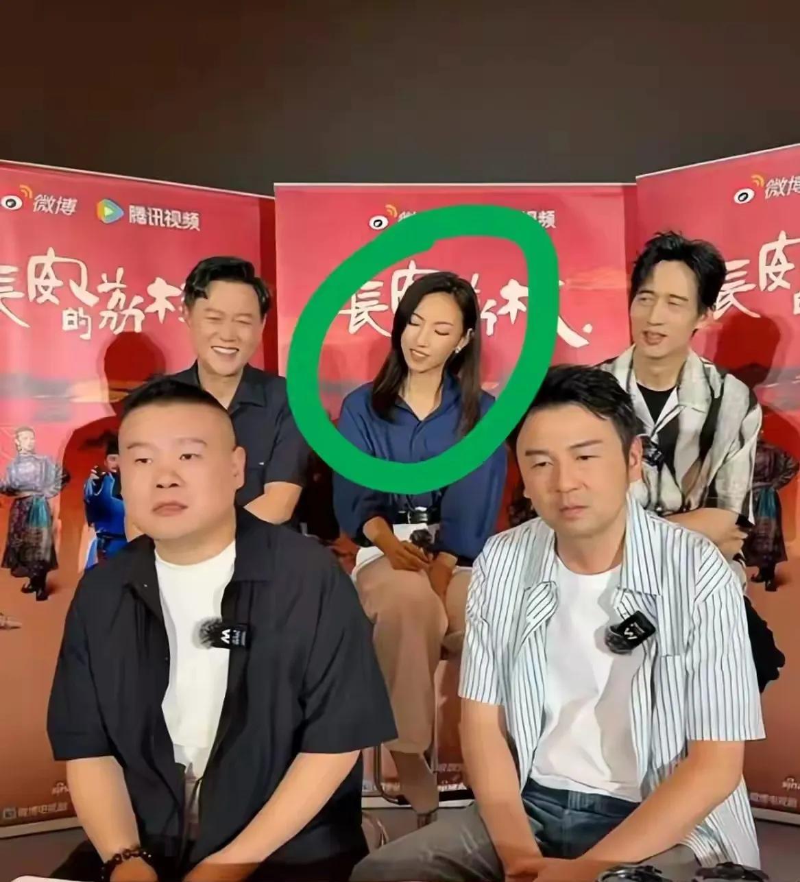 有人说:别那么多事了
电视剧好看就行了
小岳岳当年还是个后厨的帮工呢
但是看看这