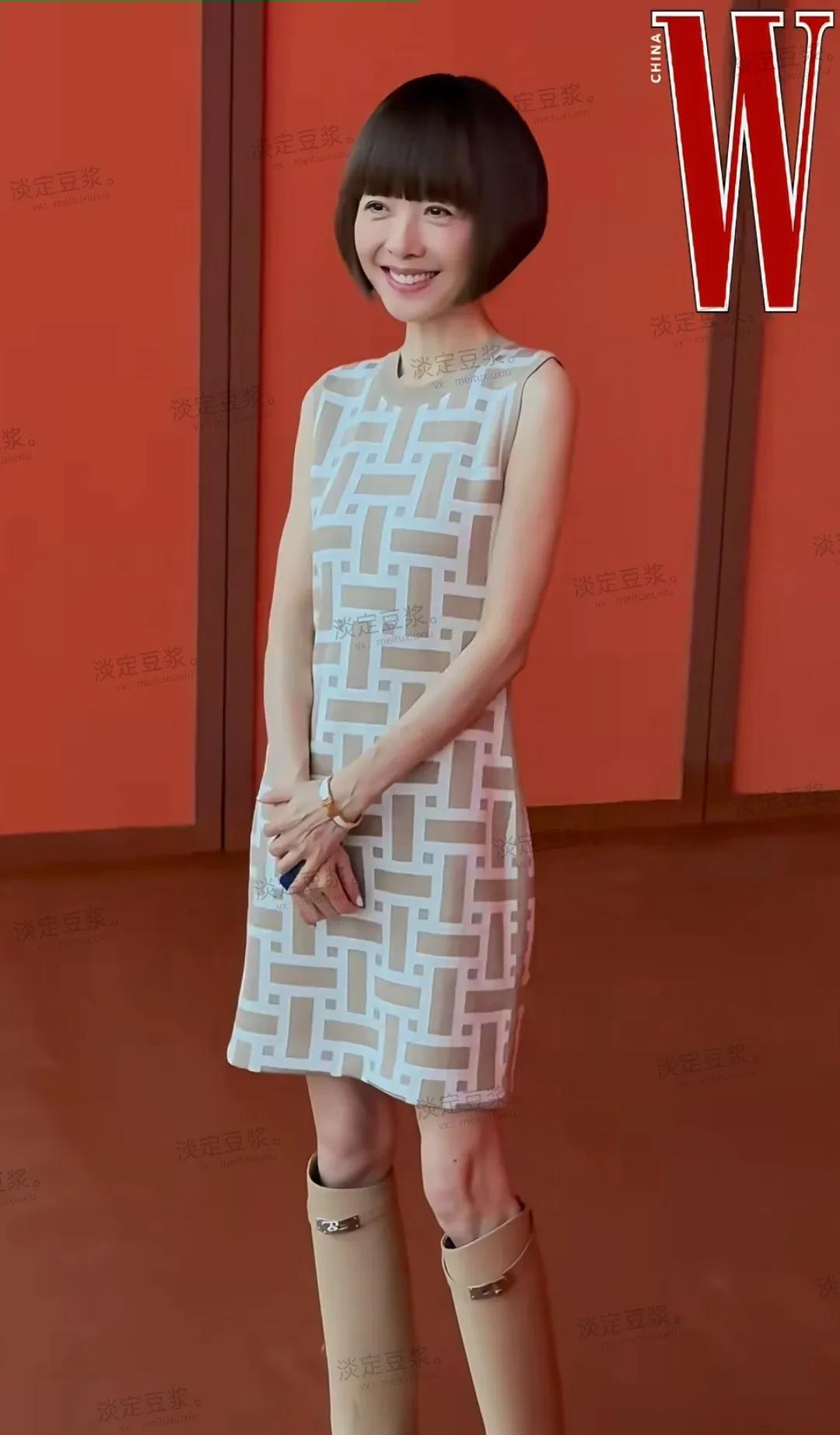 看主持人鲁豫像个清纯小姑娘似的，如今脸胖乎乎的也挺好看的，发量还那么多，刘海卧蝉