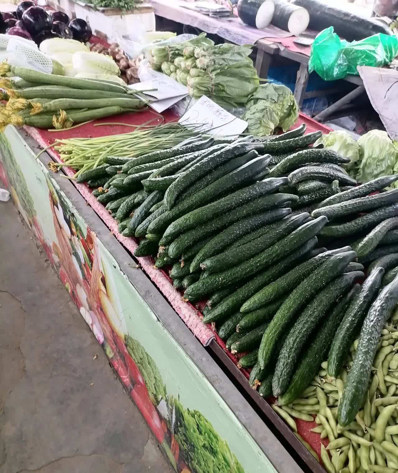 雨过天晴
今天很凉爽
好久没去早市了
走
采购食材去
周一市场的人不是