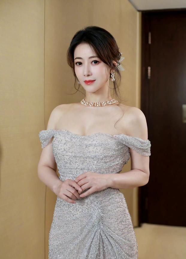 陈紫涵这身材绝了！一袭黑裙勾勒出曼妙曲线，皮肤白得像会发光。微微仰头，眼神魅惑，