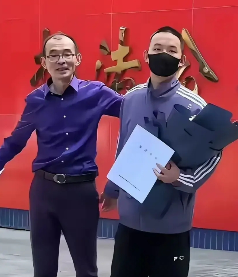 其实不难猜，谢浩南选择回到亲生父亲身边无非就这三个原因：

1、亲情血浓于水，尤