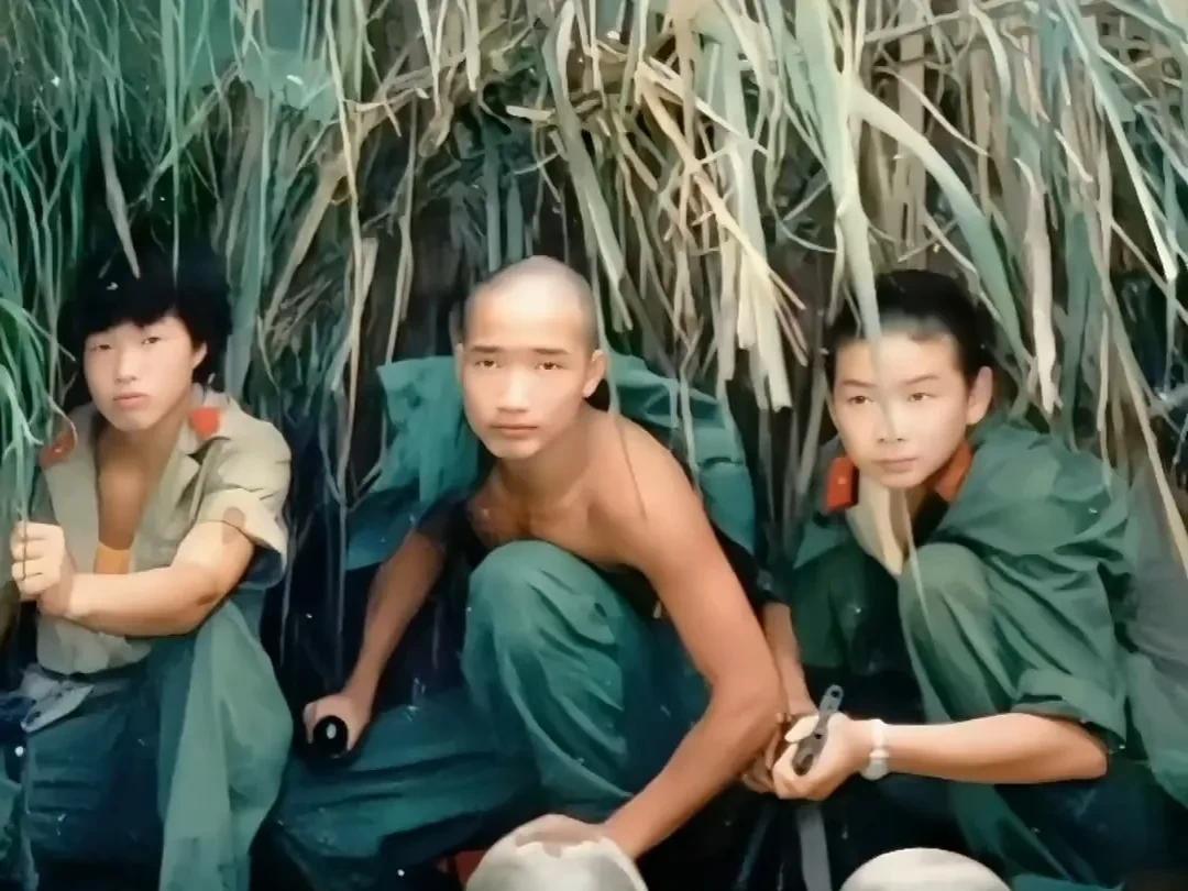 看这一张张稚嫩的脸颊，明明还是一群孩子，穿上这身绿军装，就担起了保家卫国的责任。