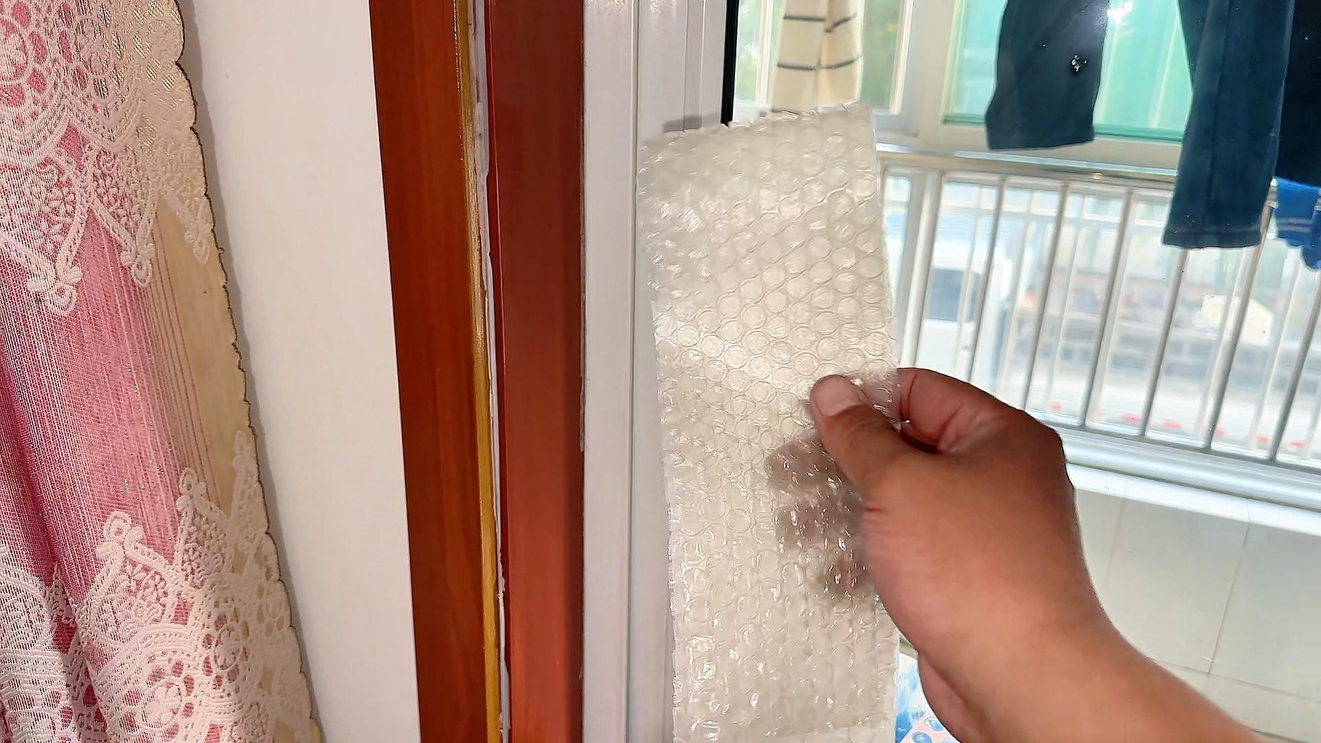 把快递气泡膜放在窗户上，作用太厉害了，解决家家户户的大难题