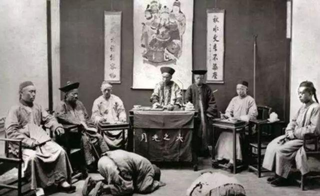 1884年，东北一个土财主翟彪为了霸占田地，残忍打死了农户，结果农户的妻子不哭不