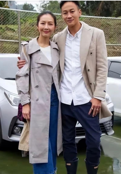 何润东全家福
综合了父母优点
妻子高挑美丽
真是幸福一家人
喜欢何润东
扮演的任