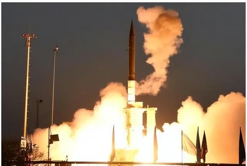 以色列好像掉进了一个“烧钱黑洞”，战场上的导弹还没打光，自家被炸的楼却成了“吞金