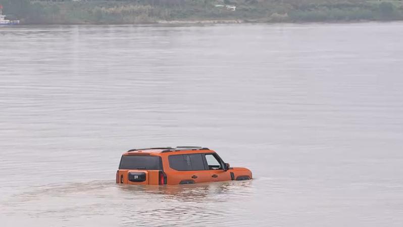 G700成功横渡长江，也不是所有带有水陆两栖的汽车，可以随便横渡长江和其他江河！毕竟船舶不能取代