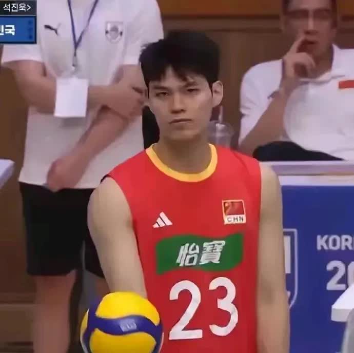 一场荡气回肠的中古之战，中国男排用一场3：2的胜利为自己赢回尊严！男排外教海宁的