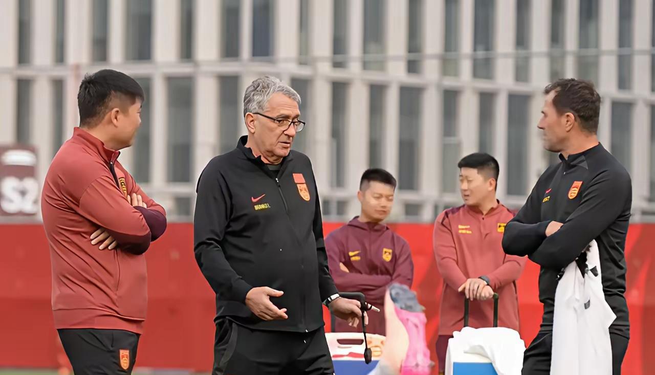 国足，继续加油吧！
在踢到80分钟的时候！我毅然关掉了电脑！
已经23点30多分