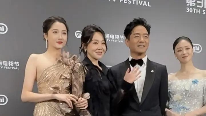 《小巷人家》红毯突发状况：剧组热聊致集体“迟到”