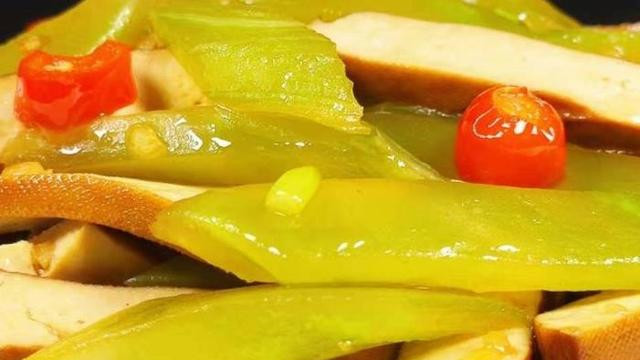家常美味：莴笋炒香干的独特烹饪技巧