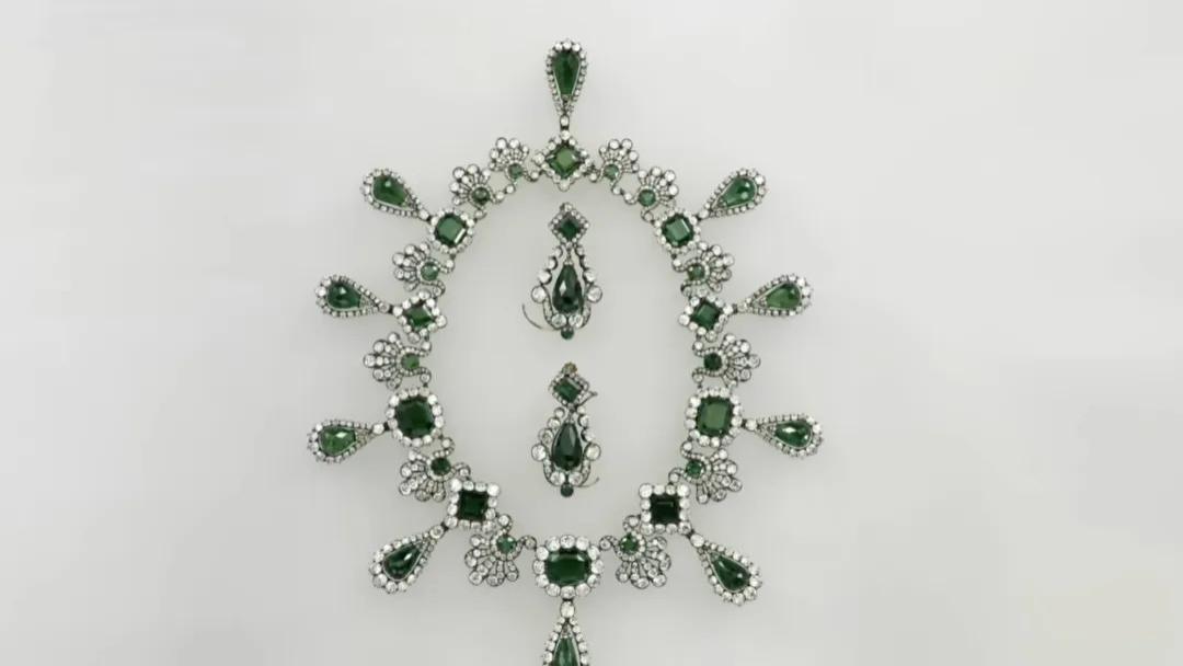 7 分钟偷走法国王冠：卢浮宫震惊全球的“世纪珠宝大盗案”