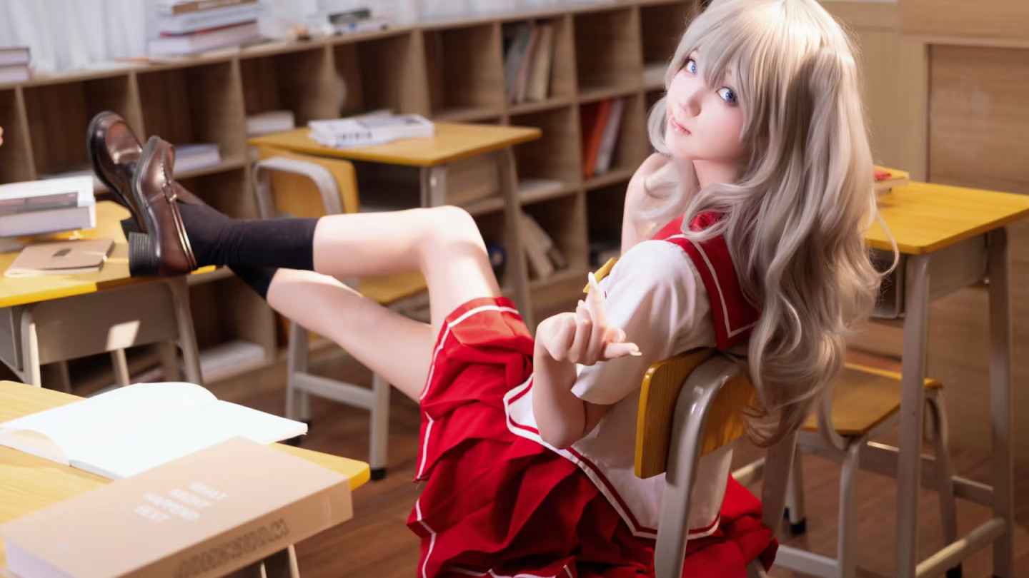 友利奈绪 cos：把 “叛逆少女的松弛感” 焊在教室场景里