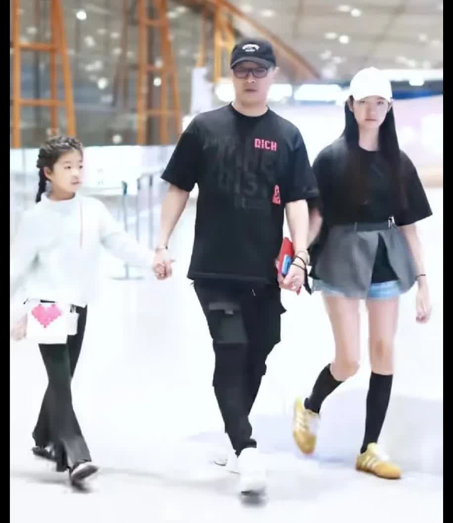 汪峰的二女儿第一次在大众面前露面。
 小姑娘有些羞涩，
不如章子怡的孩子那么