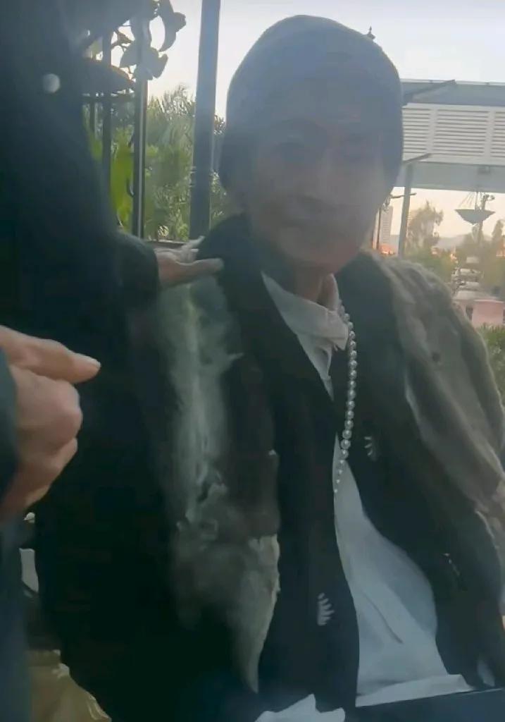 又一位未结过婚、无子女的老戏骨走了！今年1月份有网友见到方刚时，他就很消瘦了，想