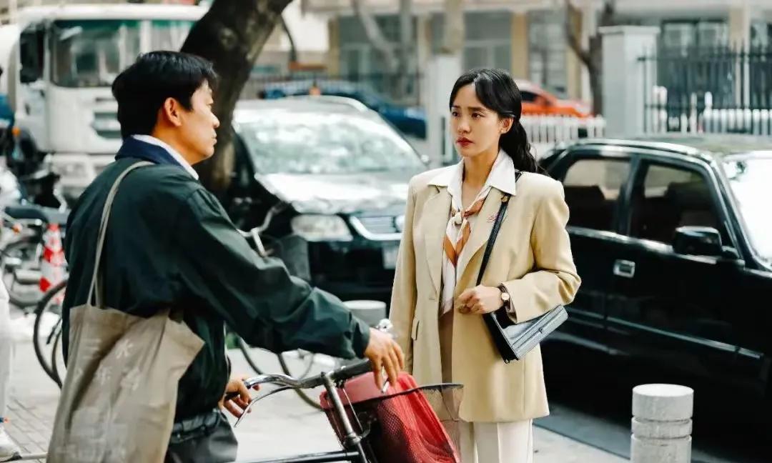 从昔日的“秋雅女神”到如今的新生代打女，她在演艺圈中不断突破自我，以硬核的实力和