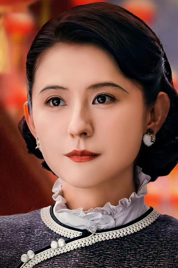 《灼灼韶华》
周燕带着孩子和丈夫褚韶中来上海投奔褚韶华来了。
看到褚韶华现在过得