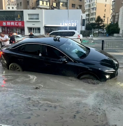 事发长春，正铺路呢，这辆汽车就冲进来了