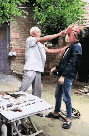 这爷爷就是大爷！不尊重老爷爷，吃亏在眼前。
大爷与大孙子在房前的小桌上吃着西瓜，
