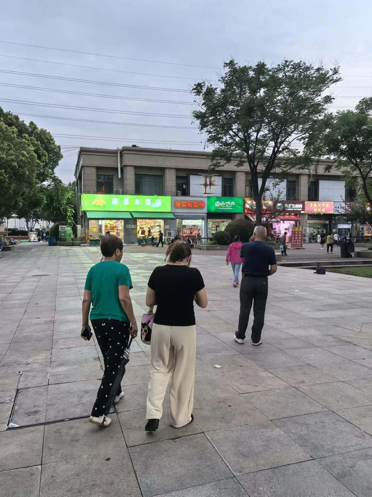 走进画面的老百姓，整治违规吃喝一些小饭店的生意不好了。夏天的烧烤摊火爆。#能否分