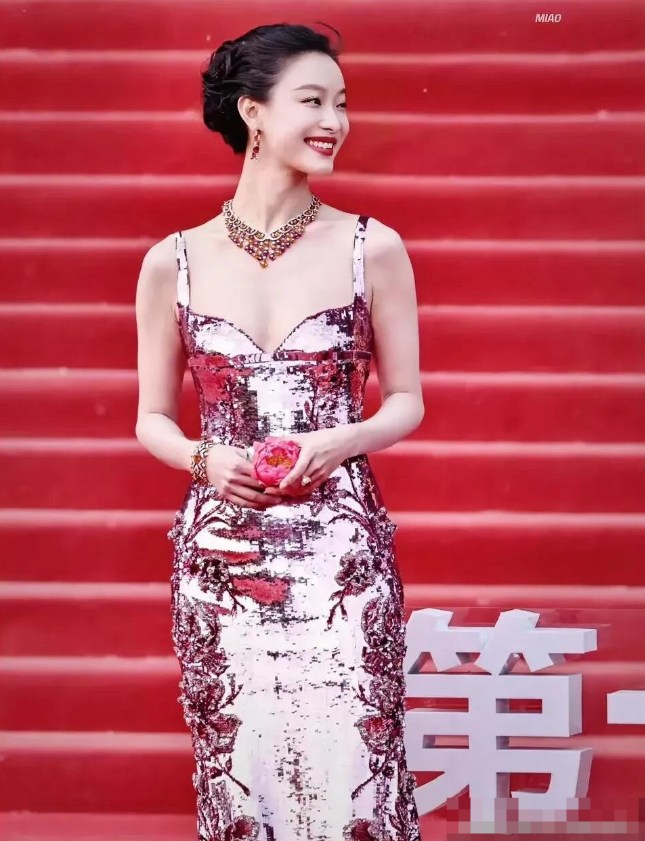 天呐！这是倪妮吗？我有点不敢相信自己的眼睛，怎么平时长相平平的她，变得这么好看了