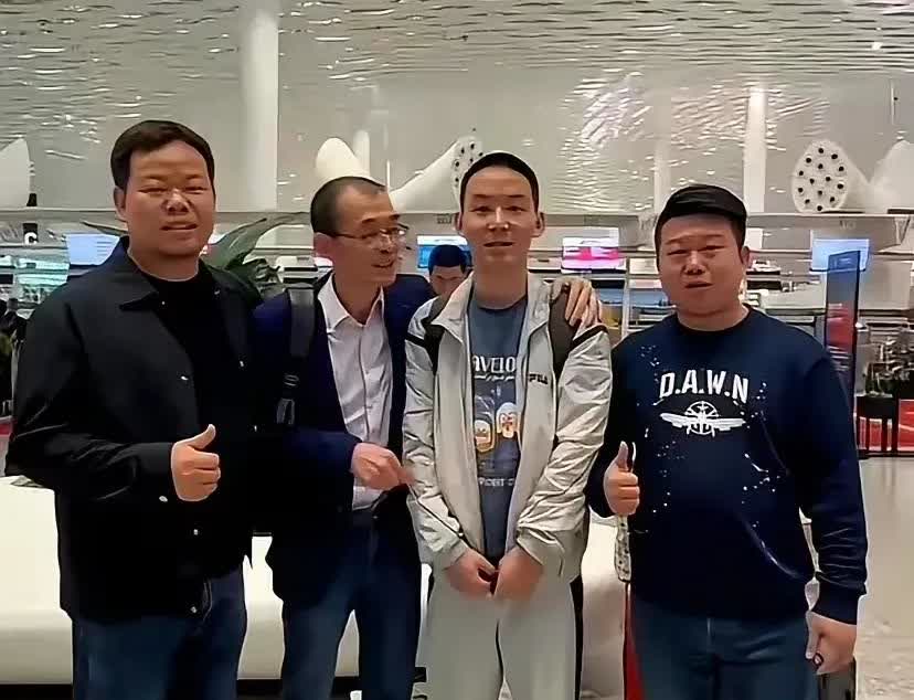清明小长假谢浩男不会回深圳，这是张书在动态中透露的，原因是回归原生家庭认亲，耽误