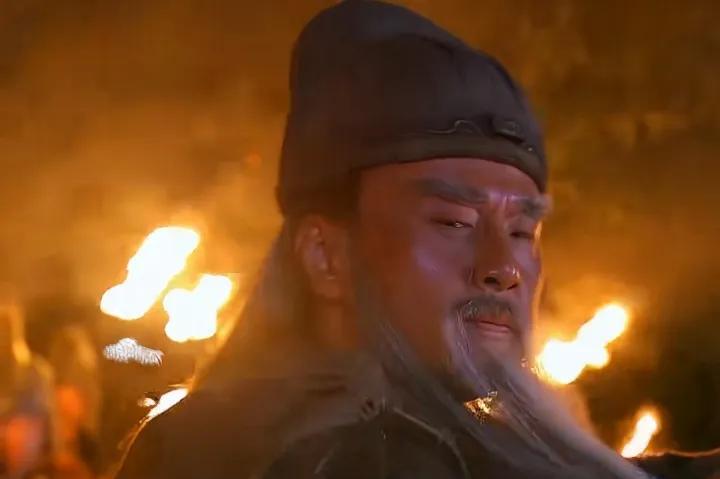 男人猛的起身，用力撩起胡须，然后缓缓拔出宝剑，接着将宝剑架在脖子上，随后轻轻一划
