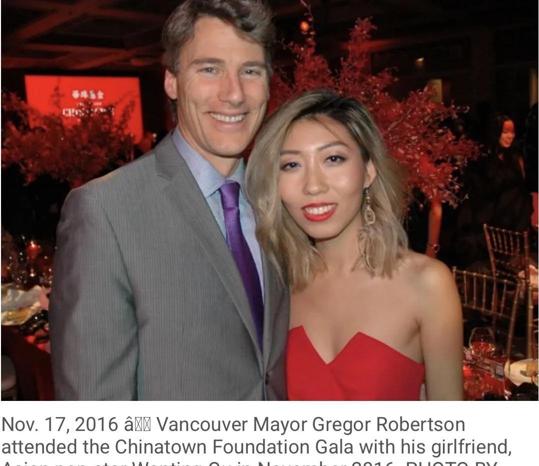左边图片是加拿大的住房部长罗品信的华裔前女友，曲婉婷，
右边图片是他的现任，韩裔