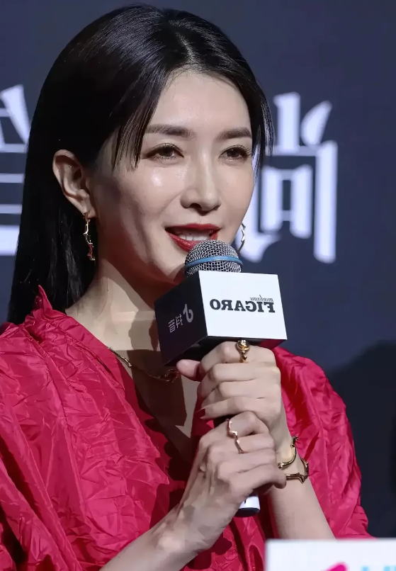 江疏影生图，不年轻尤其是手！