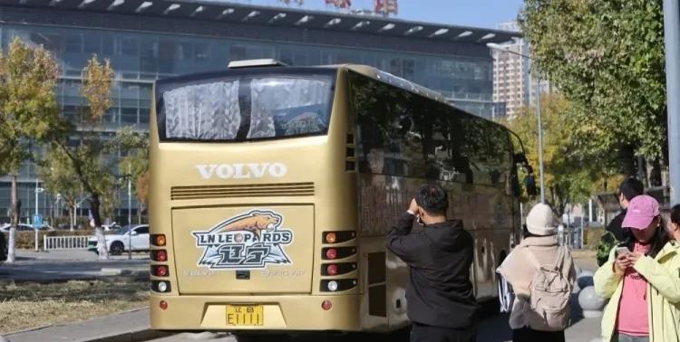 大韩随队出征！辽宁男篮启程前往广东东莞！
辽宁男篮已经在今天上午出发，乘坐大巴车