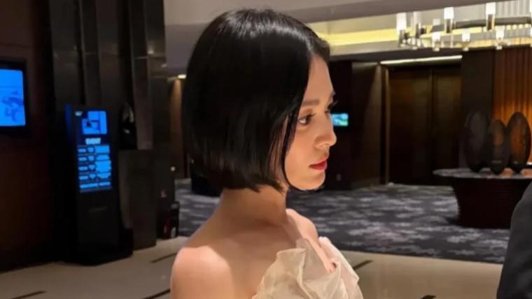 宋慧乔青龙奖后台随拍照片释出：抹胸长裙显优雅，侧颜照温柔恬静