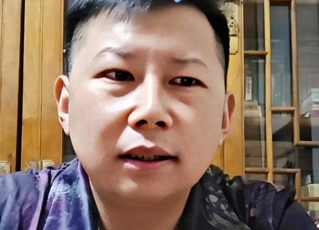 怎么可能？何云伟落魄菜市场捡烂菜帮子，离回德云社的日子已经不远了
好久没有何云伟