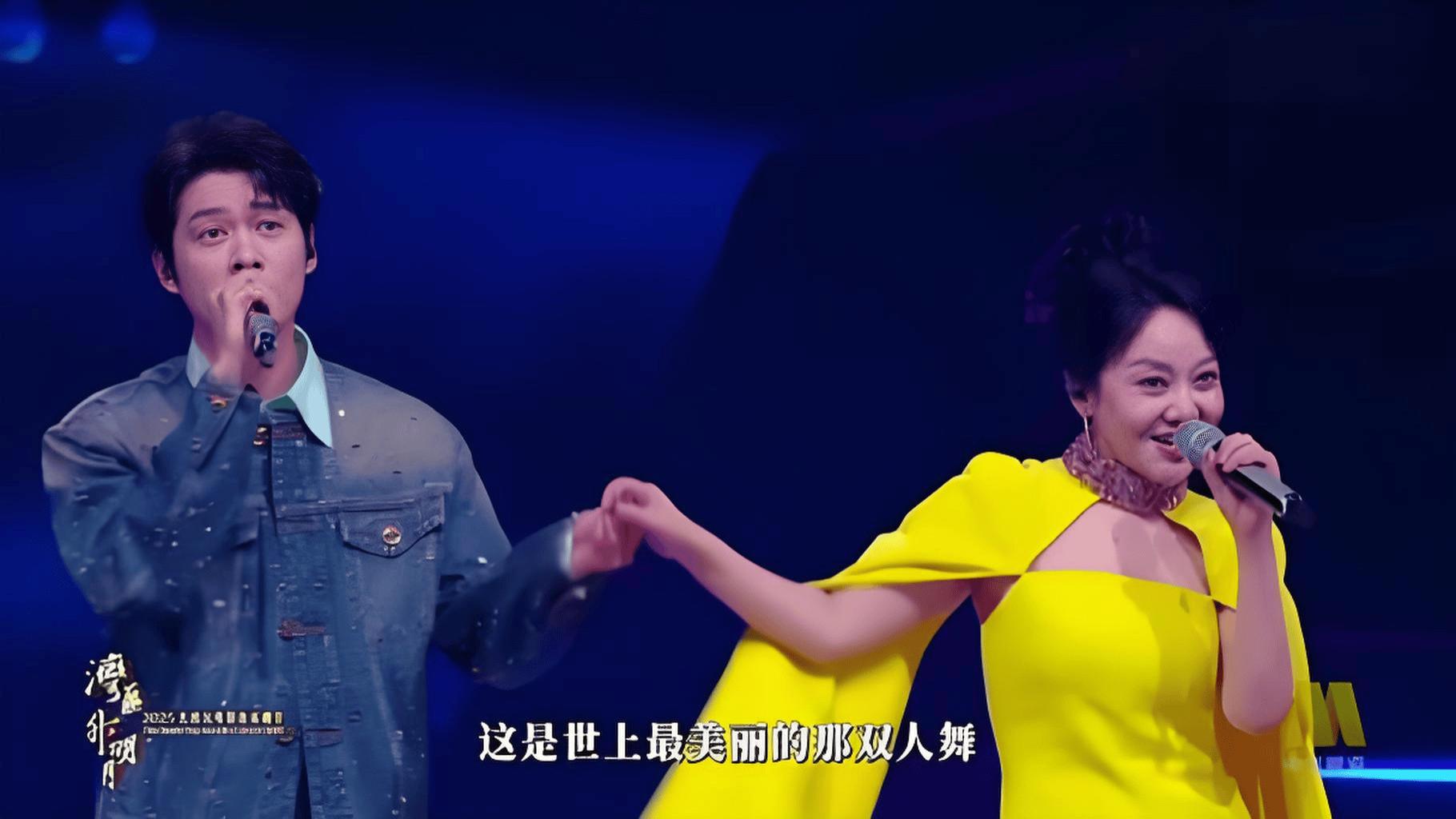 魏大勋闫妮晚会状态像微醺局，松弛慵懒的舞台互动，两人随节奏轻晃的默契表现成为晚会亮点