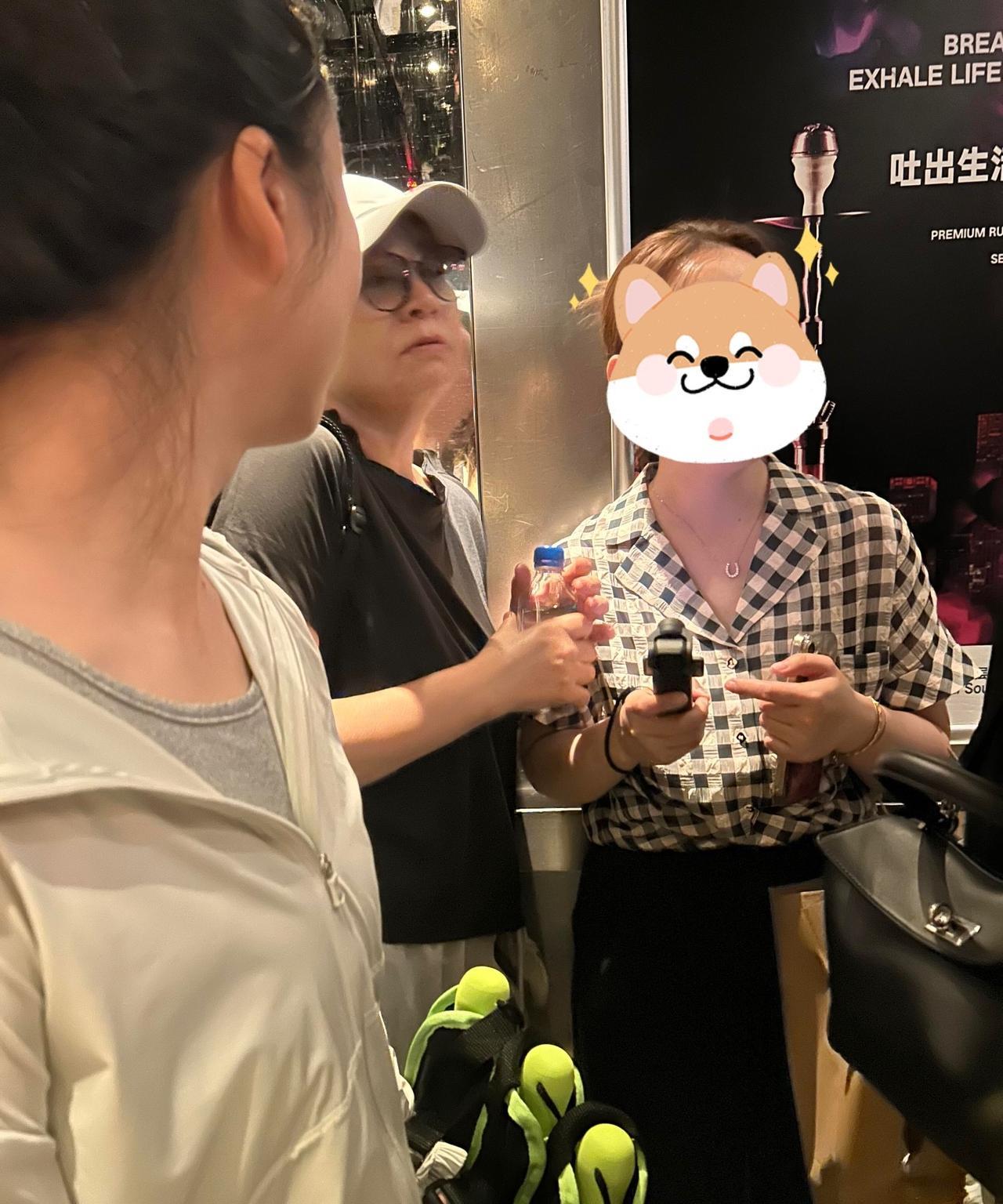 63岁宋丹丹私服现身，肩扛高尔夫球杆，电梯里1个动作引网友狂赞～～刚刚，有网友爆