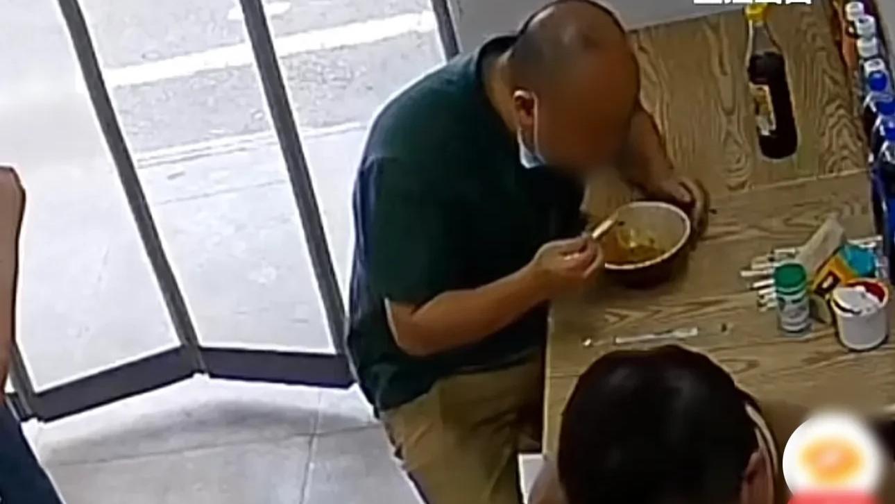 男子吃完饭不走，偷偷往碗里倒半瓶醋和辣椒油