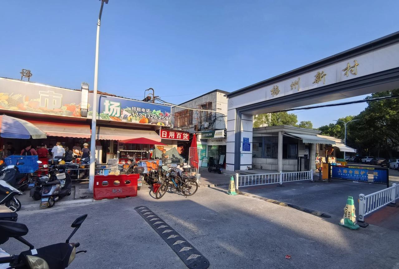 上海金山石化梅州菜市场，每天人来人往，热闹非凡。住在金山石化的居民，都喜欢去梅州